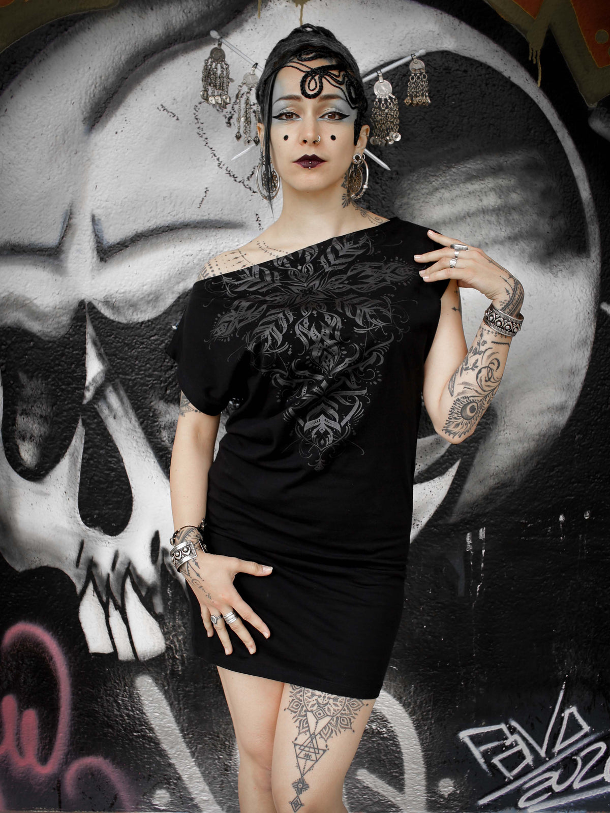 black cotton jersey t-shirt dress with ornemental serigraphy