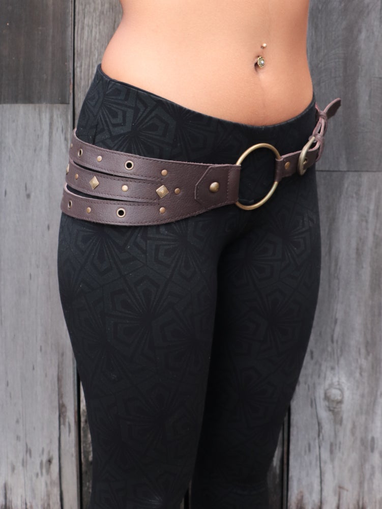 HIPOLITA ✦ PYRAMID ✦ BROWN